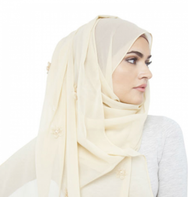 Hijab satin dengan bunga-bunga bordir